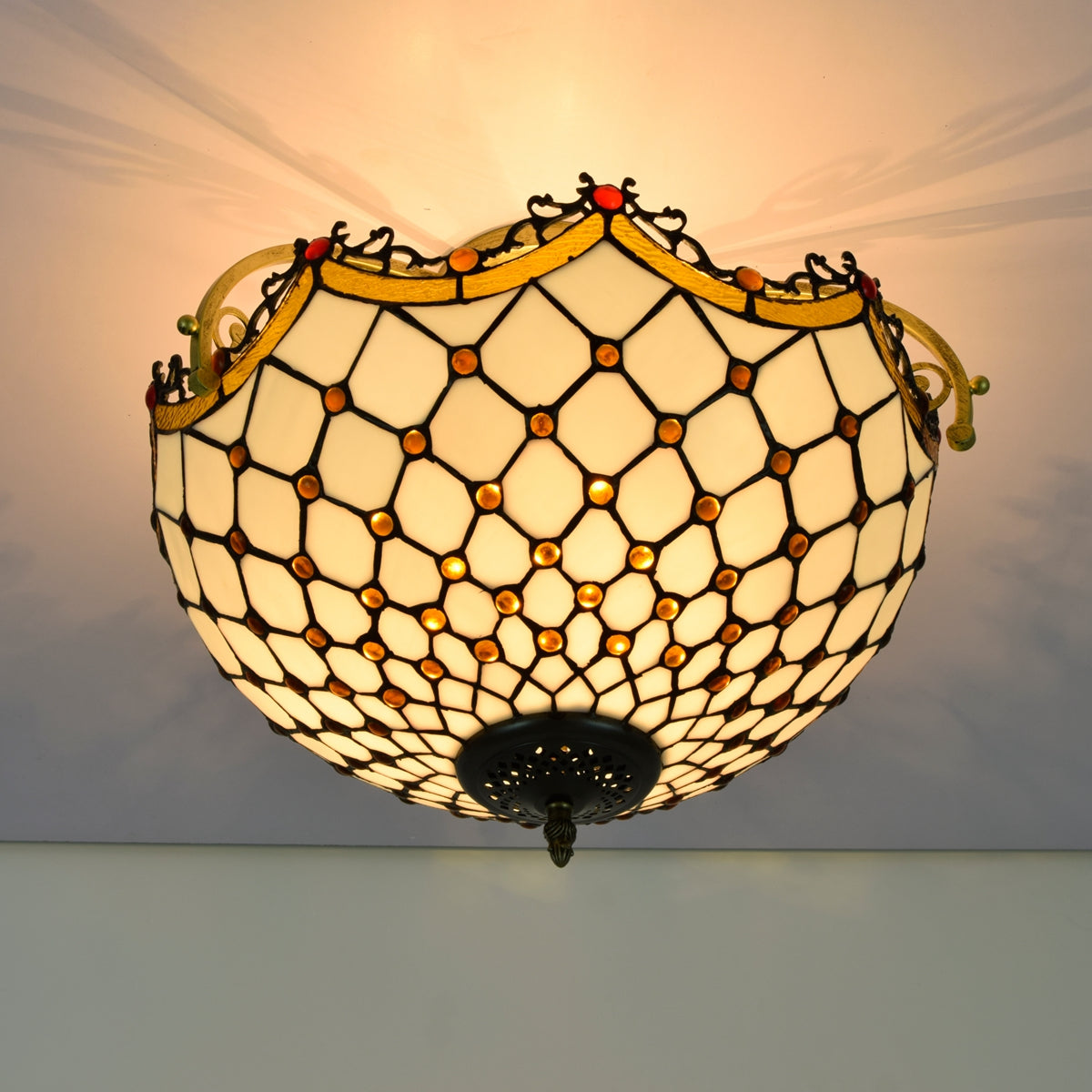 Plafonnier en Vitrail Tiffany Géométrique et Laiton Orné