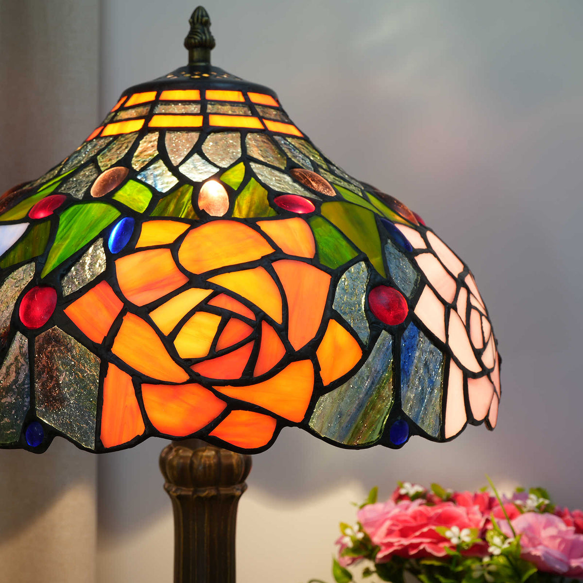 Lampe de Table Tiffany en Verre Teinté aux Roses Multicolores