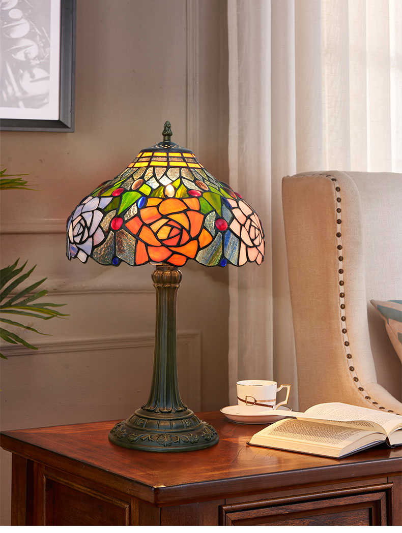 Lampe de Table Tiffany en Verre Teinté aux Roses Multicolores