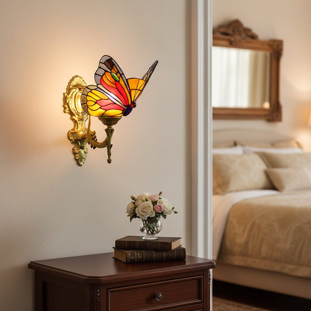 Applique Murale Papillon en Vitrail Style Tiffany Ornée